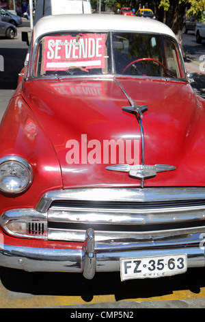 Santiago Chile,Providencia,Avenida Rancagua,voiture,années 1950,Chevrolet,berline,vitrine vente,panneau,ornement de capot,pare-chocs chromé,phare,rouge,classique,latin A Banque D'Images