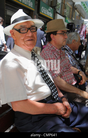 Santiago Chili, Paseo Ahumada, centre commercial piétonnier, homme hispanique hommes hommes adultes, seniors citoyens, assis sur le banc, les gens regardent, socializ Banque D'Images