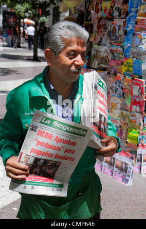 Santiago Chili, Paseo Ahumada, centre commercial piétonnier, homme hispanique hommes hommes adultes, seniors citoyens, assis sur le banc, les gens regardent, socializ Banque D'Images