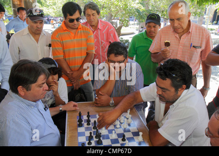 Santiago Chile,Plaza de Armas,place publique principale,parc,hispanique ethnique homme hommes adultes hommes, garçons,enfant enfants enfants enfants,échecs,jeu de société,luches Banque D'Images