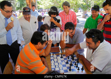 Santiago Chile,Plaza de Armas,place publique principale,parc,hispanique Latin Latino ethno immigrants minorités ethniques,homme hommes hommes adultes,garçons,ki Banque D'Images