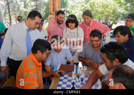 Santiago Chile,Plaza de Armas,place publique principale,parc,hispanique latin Latino ethniquement immigrants minorités ethniques immigrants, homme hommes adultes adultes, adolescents Banque D'Images