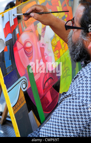 Santiago Chile,Plaza de Armas,place publique principale,plein air artiste,art,créativité,peinture,toile,pinceau,easel,hispanique homme hommes adultes hommes,a Banque D'Images