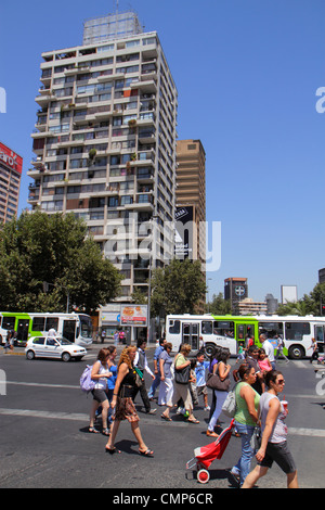 Santiago Chile,Providencia,Avenida Vicuna Mackenna,Plaza Italia,Street Scene,quartier urbain,traversée,trafic,bus,car,voiture,gratte-ciel gratte-ciel sk Banque D'Images