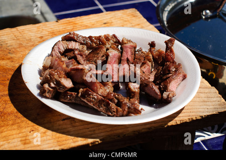 Carne asada couper sur une plaque après cuisson sur le grill prêt pour les tacos ! Banque D'Images