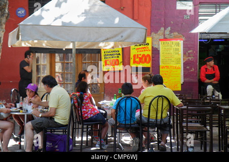 Santiago Chile,Bellavista,Pio Nono,rue,café-terrasse,restaurant restaurants repas table de café,parasol,menu,espagnol,spécial,hispanique,homme m Banque D'Images