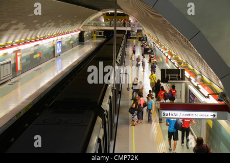 Santiago Chile,Metro de Santiago,métro,train,train,Los Domincos station,intérieur,plate-forme,train arrêté,hispanique homme hommes, femme femme femme wom Banque D'Images