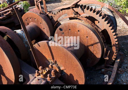 Un vieux treuil avec rusty gears et tiroirs Banque D'Images