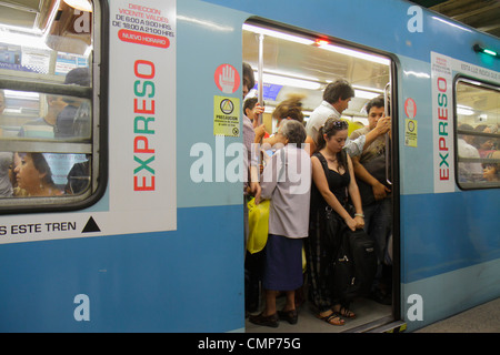 Santiago Chile,Metro de Santiago,Red Line,Express train,arrêté,hispanique homme hommes, femme femme femmes, seniors citoyens,debout,plat Banque D'Images