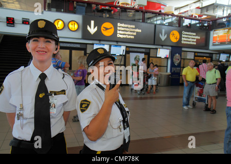 Santiago Chili,Comodoro Arturo Merino Benítez aéroport international,SCL,aviation,terminal passager,femme hispanique femme femme,garde de sécurité,uniforme Banque D'Images