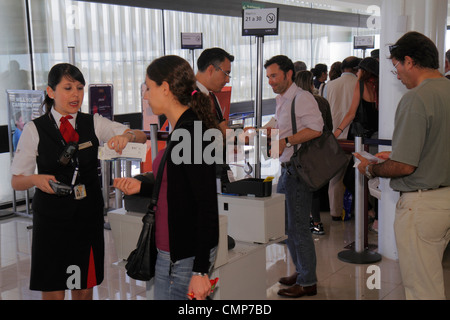 Santiago Chile,Comodoro Arturo Merino Benítez International Airport,SCL,terminal de passagers,porte d'embarquement,groupe d'embarquement,rangée,panneau,homme hispanique hommes,W Banque D'Images