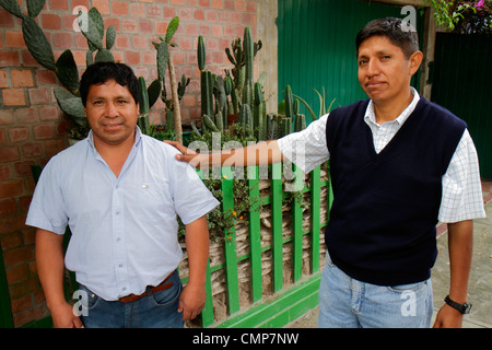 Lima Pérou,Barranco District,Calle 28 de Julio,rue,scène de trottoir,hispanique homme hommes adultes mâles,Mestizo,groupe de personnes indigènes,plus court,plus grand, Banque D'Images