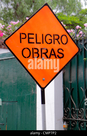 Lima Peru,Barranco District,Calle 28 de Julio,signalisation,langue espagnole,bilingue,peligro,danger,en construction de nouveaux chantiers Banque D'Images