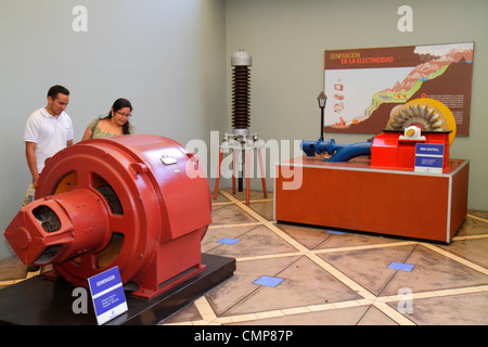 Lima Pérou,Barranco District,Avenida Pedro d'Osma,Museo de la Electricidad,Musée de l'électricité,Education,exposition interprétative,générateur,homme hispanique hommes Banque D'Images