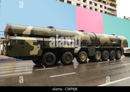 Fusées nucléaires balistiques modernes sur la répétition de la parade militaire à Moscou, Russie Banque D'Images