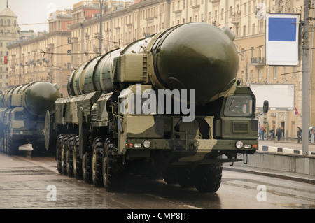 Fusées nucléaires balistiques modernes sur la répétition de la parade militaire à Moscou, Russie Banque D'Images