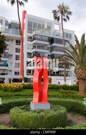 Lima Pérou,Barranco District,Malecon Souza,Parque Diez Conseco,parc public,aménagement,jardin,sculpture,métal rouge,art contemporain,bâtiment,condominium Banque D'Images