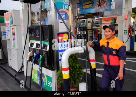 Lima Peru,Barranco District,Avenida Miguel Grau,Repsol,gaz,gasohol,Efitec 95,station service,service,carburant de remplacement,faibles émissions,hommes hispaniques Banque D'Images