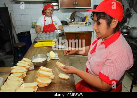 Lima Pérou,Barranco District,Avenida Miguel Grau,restaurant restaurants cuisine café, salle à manger, serveur serveuse employés travailleurs travailleurs travail Banque D'Images