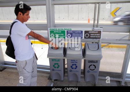 Lima Peru,Paseo de la Republica,Ricardo Palma Estacion,gare,Metropolitano bus Line,Hispanic boy boys,male kid gosses enfant enfants jeune,teen te Banque D'Images