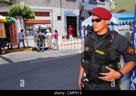 Lima Pérou,Surquillo,Mercado de Surquillo,scène de rue,quartier commercial,garde nationale ethnique hispanique,Policia Nacional,policier armé,uniforme,bere Banque D'Images