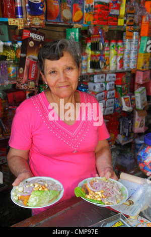 Pérou Lima Mercado de Surquillo,marché marchés, shopping shopper shoppers magasins d'achat, vendeurs, stall stands stand distributeur Banque D'Images