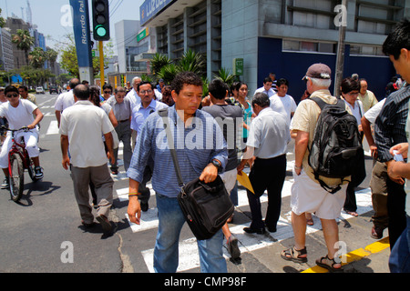 Lima Pérou,Surquillo,Avenida Ricardo Palma,scène de rue,surpeuplé,croisement,intersection,feu de circulation,feux,hispanique latin Latino ethnient immig Banque D'Images