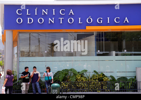 Lima Pérou,Surquillo,Avenida Ricardo Palma,scène de rue,bâtiment,clinique dentaire,odontologie,homme hispanique hommes, femme femmes,debout,manger de la glace Banque D'Images