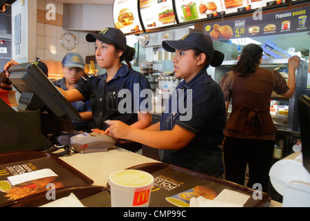 Lima Peru,Surquillo,Avenida Ricardo Palma,McDonald's,hamburgers,hamburgers,restaurants restaurants restauration café cafés,chaîne américaine,restauration rapide,hambourg Banque D'Images