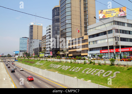 Lima Pérou,San Isidro,Paseo de la Republica,Canaval y Moreyra,Expressway,trois voies,Sunken Highway,Renzo Costa,ad,maroquinerie,aménagement paysager,Spani Banque D'Images