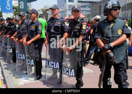 Lima Pérou,San Isidro,Avenida Canaval y Moreyra,rue, manifestation,manifestation,Petroperu,Petróleos del Perú,Communautés indigènes protestation contre Banque D'Images