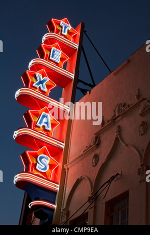 L'enseigne au néon à l'extérieur au Texas Theatre, l'endroit où Lee Harvey Oswald fut arrêté peu après avoir prétendument assassiner JFK. Banque D'Images