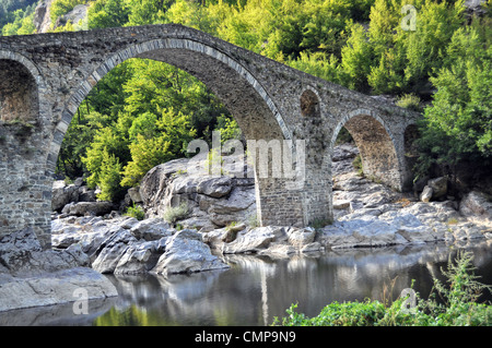 Arch pont sur la rivière Arda construit au xvie siècle sur des vestiges de l'ancien pont. Banque D'Images