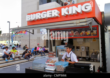 Lima Peru,Real Plaza,Urban plaza,fontaine,marches escalier escalier,nourriture,vendeurs,stall stalles stands marché, kiosque,Burger King,chaîne américaine,ICE cr Banque D'Images