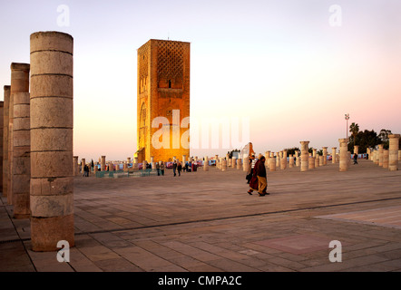 Visiteurs marchant dans la mosquée inachevée tour Hassan, Rabat, Maroc, Afrique. Banque D'Images