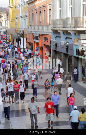 Lima Peru,Jiron de la Union,quartier historique,peatonal,promenade,galerie marchande piétonne, shopping shoppers magasins marchés marché plac Banque D'Images