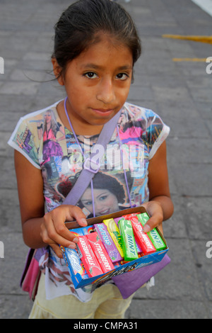 Lima Pérou, Plaza de Armas, hispanique indigène, filles, jeune, femmes enfants enfants classe d'âge scolaire, rue, vendeurs stall stands stand stand marke Banque D'Images