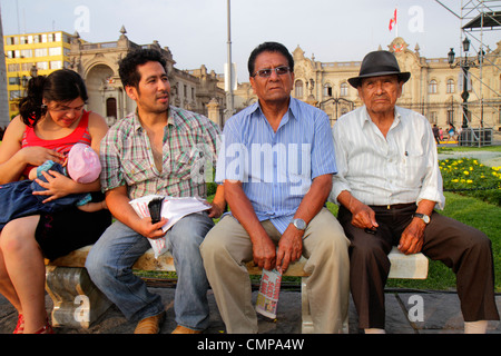 Lima Pérou,Plaza de Armas,place publique,parc,hispanique latin Latino immigrants ethniques minorités,adultes homme hommes,femme femmes la Banque D'Images