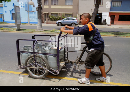 Lima Pérou,Barranco,Avenida Miguel Grau,scène de rue,livremyman,tricycle,chariot,Hispanic Latin Latino immigrants minorités ethniques, homme hommes hommes Banque D'Images