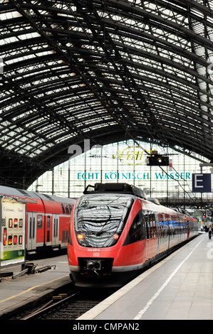 La Deutsche Bahn allemande DB high speed train interurbain de voyageurs debout à plate-forme en gare de Cologne, Allemagne Banque D'Images