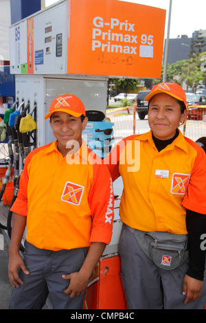 Lima Pérou,Miraflores,Avenida Armendariz,Primax,gaz,gasohol,gaz de pétrole liquéfié,GPL,station service,hispanique homme hommes, femme femme femmes,assister Banque D'Images