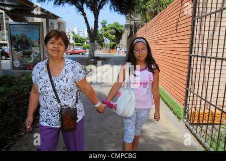 Lima Pérou,Barranco,Avenida El Libertador San Martin,rue,trottoir,hispanique latin Latino ethno immigrants minorités,adultes femme wome Banque D'Images