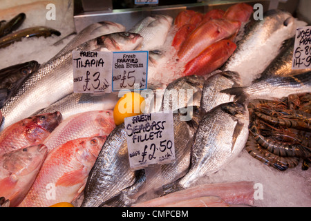 Royaume-uni, Pays de Galles, Swansea, Quadrant centre commercial, marché couvert du poisson frais sur l'affichage Banque D'Images