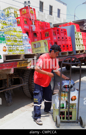 Lima Peru,Barranco,Calle 28 de Julio,scène de rue,camion de livraison,homme hispanique hommes adultes mâles,livreur,travailleurs du travail,employé s Banque D'Images