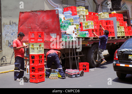 Lima Peru,Barranco,Calle 28 de Julio,scène de rue,camion de livraison,hispanique Latin Latino immigrants ethniques minorités,homme hommes adultes, Banque D'Images