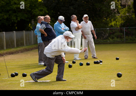 Royaume-uni, Pays de Galles, Swansea, Cwmdonkin Park, Bowling Green Men playing bowls Banque D'Images