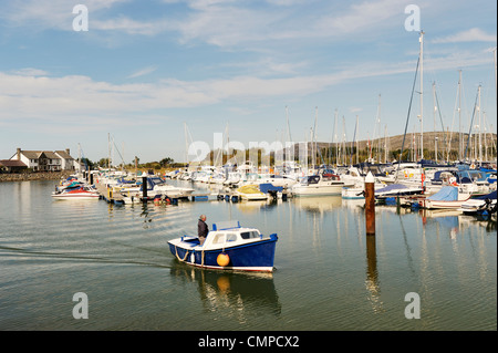 Quais de Conwy Marina, sur l'estuaire de la rivière Conwy, Gwynedd, au nord du Pays de Galles, Royaume-Uni Banque D'Images