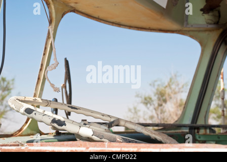 Un vieux bus abandonné 1952 siège de la rouille sur un terrain vague à Carrizozo, Nouveau Mexique. Banque D'Images