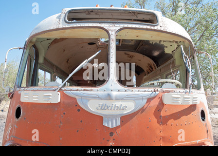 Un vieux bus abandonné 1952 siège de la rouille sur un terrain vague à Carrizozo, Nouveau Mexique. Banque D'Images