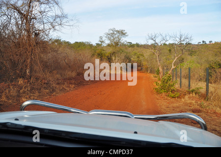 La conduite d'un 4x4 sur une piste en latérite en Afrique Banque D'Images